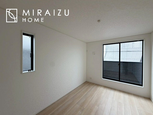 【洋室】 | 暮らしやすさを考えたプランで快適な現地ロケーションを実現。安らぎに満たされる、ゆとりのある日々を過ごせます♪