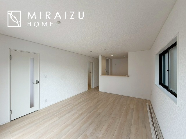 【居間・リビング】 | お子さんが宿題をしたり、ちょっとした作業もできる、家族みんながそれぞれの時間を過ごせるリビングです。