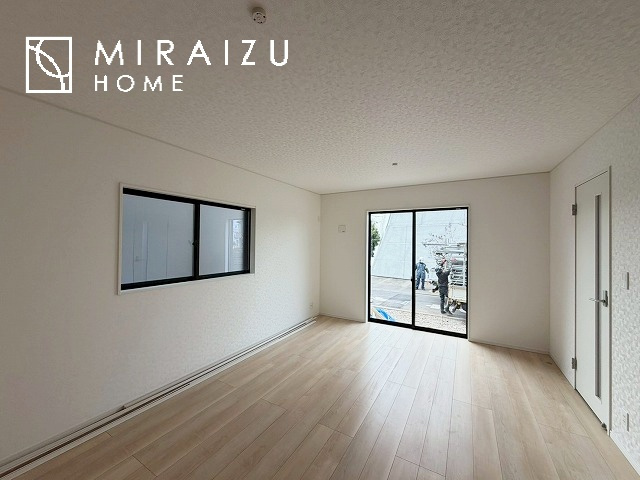 【居間・リビング】 | 食事を取るスペースもリラックスしてくつろげるスペースもお子さんが勉強するスペースも兼ね備えたリビングダイニング。