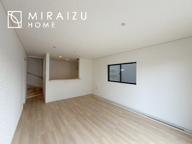 【居間・リビング】 | 窓が多いと温かな太陽の光と心地いい風が室内へと入ります。家族が集まるリビングは明るく過ごしやすいつくりです。窓が多いお家は住みやすい証です。