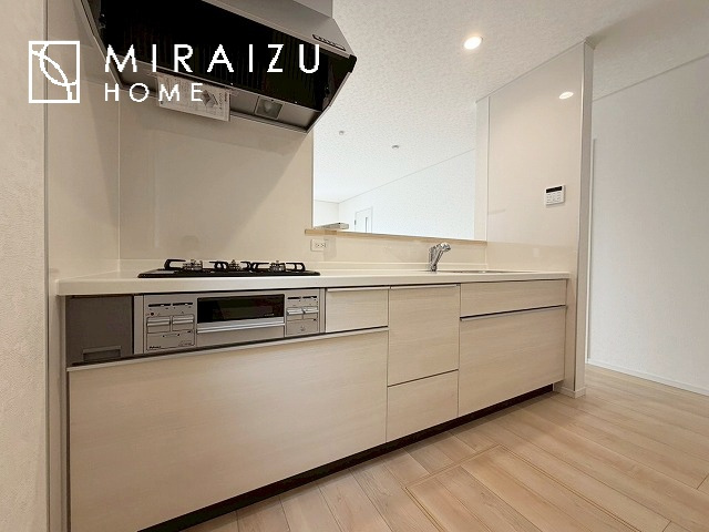 【キッチン】 | 広々としたキッチンは大きな深型シンク、3口コンロ、換気扇、大きなお鍋から小物まで取り出しやすさを考えられた引き出し収納の付いたシステムキッチンです。