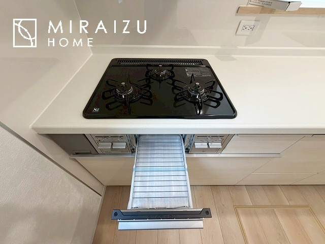 【キッチン】 | 収納力と機能性を備えたシステムキッチン。圧力鍋や大きなフライパンなどの調理器具から調味料など幅広く収納し、お料理のしやすいつくりになっています。