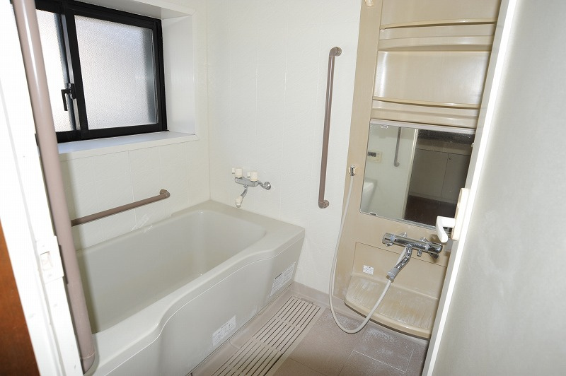 千曲市上徳間　住宅兼店舗の浴室