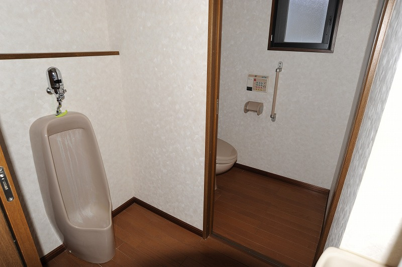 千曲市上徳間　住宅兼店舗のトイレ