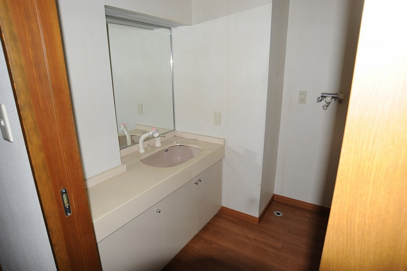 千曲市上徳間　住宅兼店舗の独立洗面台