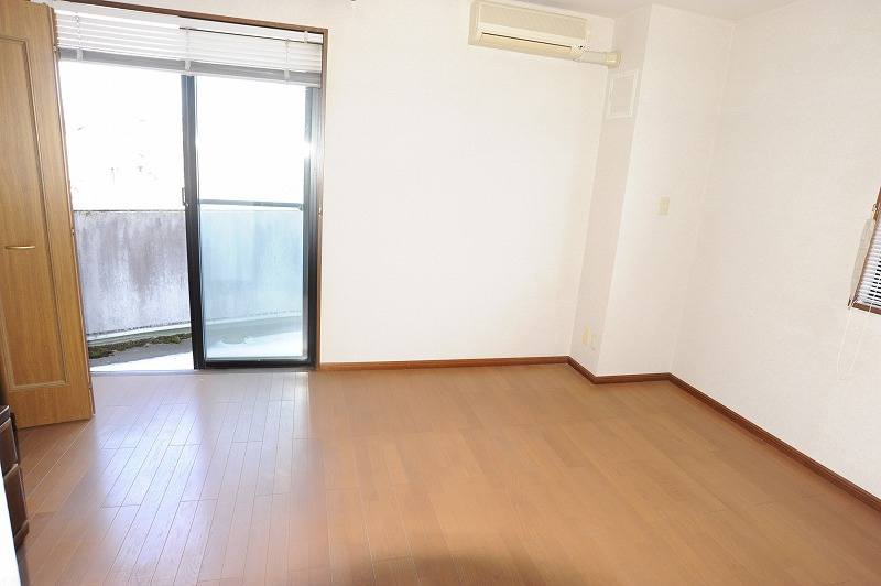 千曲市上徳間　住宅兼店舗の洋室