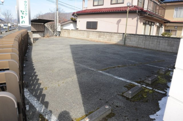 千曲市上徳間　住宅兼店舗の駐車場