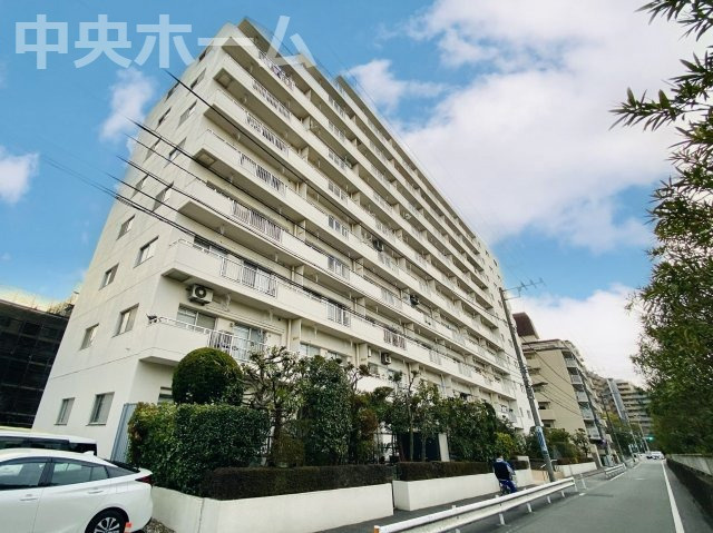 ダイアパレス東砂の現況写真|現況写真。仙台堀川公園に隣接した緑豊かな住環境に「ダイアパレス東砂町A棟」はあります。近隣には砂町商店街がありお買い物便良好です。