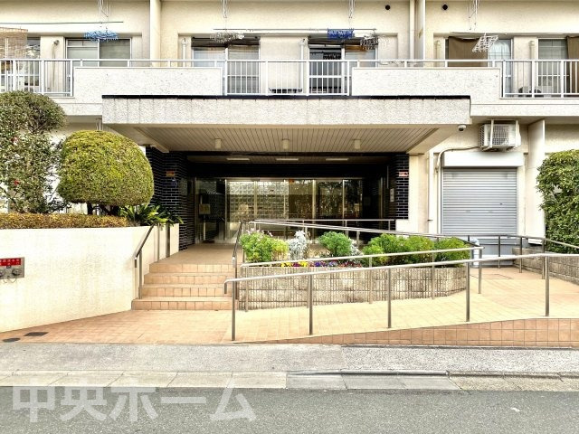 ダイアパレス東砂のエントランス|【エントランス】マンションのエントランスは、その物件の印象を決める、顔とも言える場所です。毎日通る場所ですからきれいなのが一番です。エントランス内はオートロックですので暮らしの安全も確保されています。