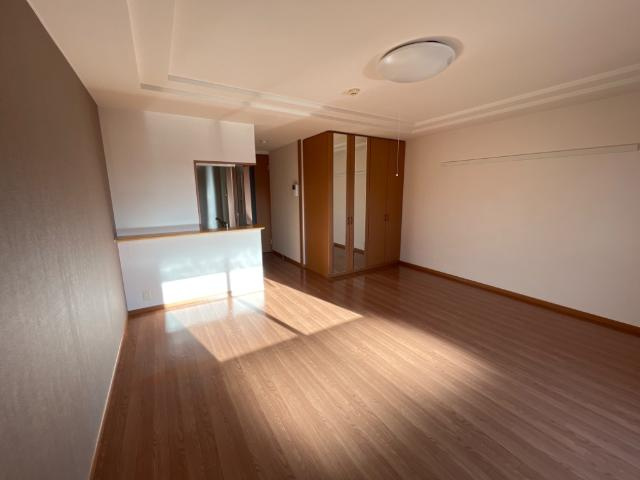 コスモスイートの居間・リビング|洋室