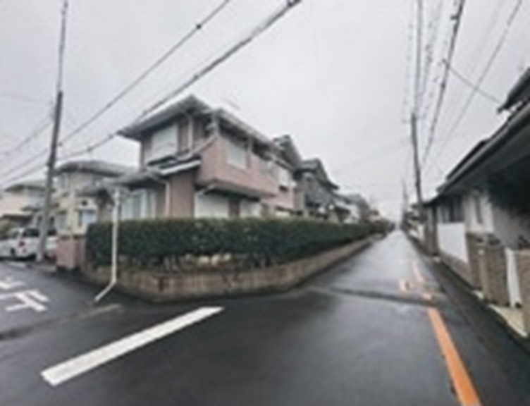 中古戸建　熊谷市万吉572-72（リフォーム住宅）の前面道路含む現地写真