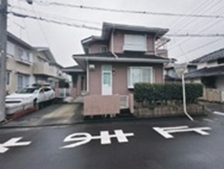 中古戸建　熊谷市万吉572-72（リフォーム住宅）の前面道路含む現地写真