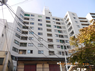 【外観】 | モダンでスタイリッシュな印象を与えるグレーを基調とした外観。