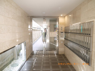 【その他共用部分】 | 清潔感と歓迎感があるエントランスホールとなります。