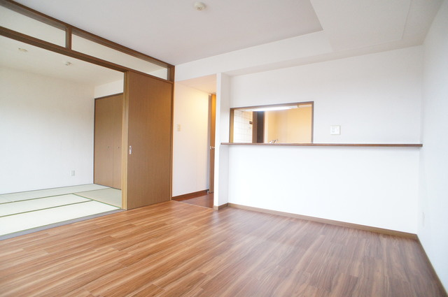 サンシャインパレスの居間・リビング