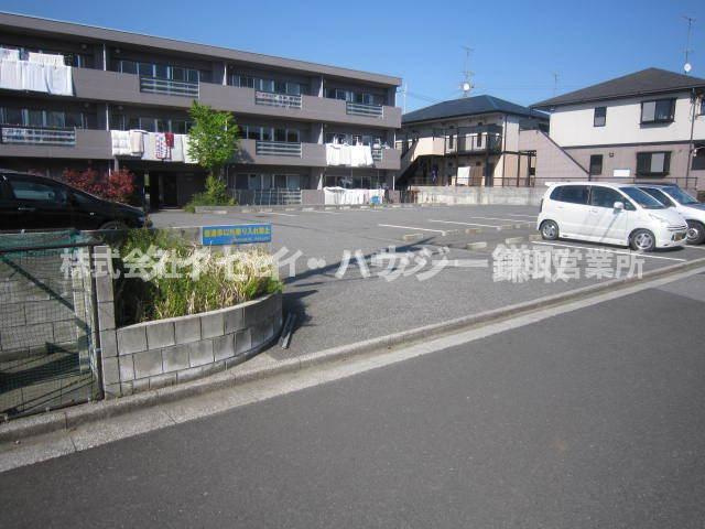 サンシャインパレスの駐車場|広々駐車場
