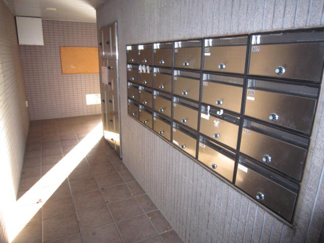 サンシャインパレスのその他|郵便ポストのあるロビー