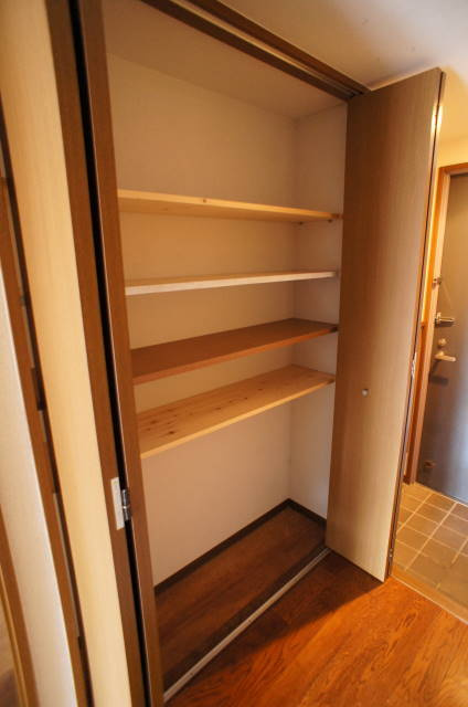 サンシャインパレスの収納|玄関ホールにはうれしい収納付き