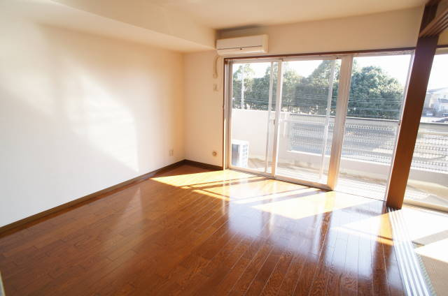 サンシャインパレスの居間・リビング