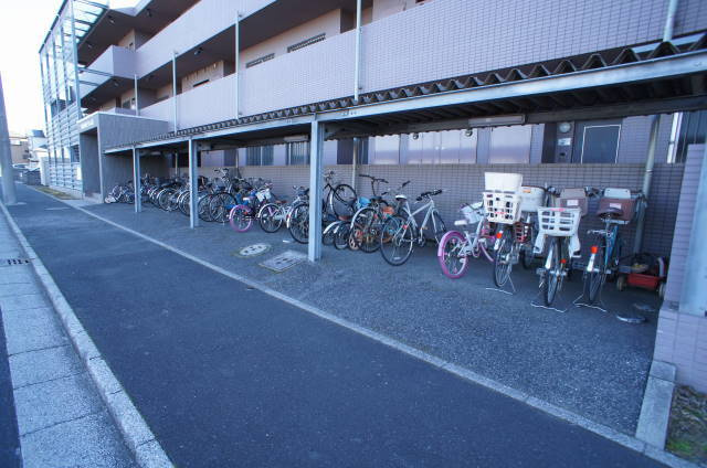 サンシャインパレスのその他共用部分|屋根付駐輪場で、雨が降っても安心