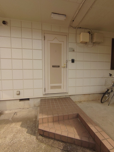 メゾネット領家南のエントランス