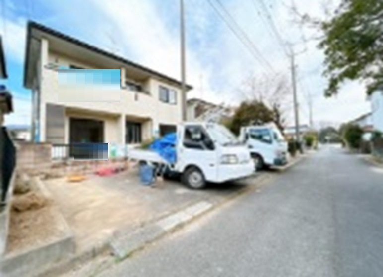 中古戸建　熊谷市日向1355-36（期間限定現況販売）の前面道路含む現地写真