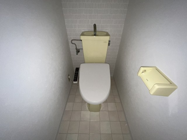 温水洗浄便座機能付きのトイレです♪