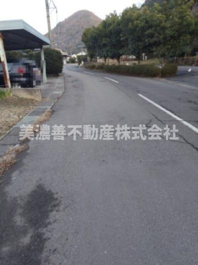 ６６５８８　岐阜市日野西２丁目土地の前面道路含む現地写真