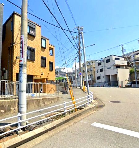 長田区五位ノ池町3丁目の前面道路含む現地写真|光と通風を考慮した東南角住戸