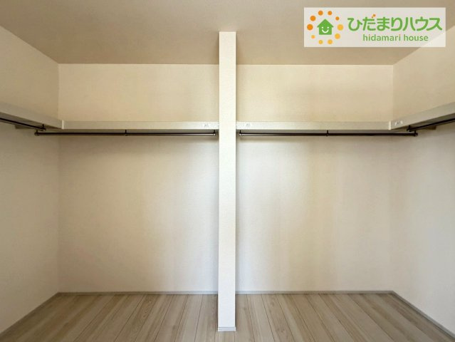 日立市東多賀町3期　新築戸建　1号棟の収納|"ママに人気のウォークインクローゼット付き！
コートやジャケットはもちろん、季節物や布団なども全部収納できちゃいます(^^)/"