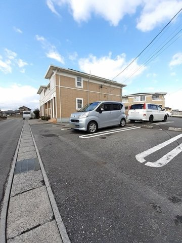 メゾンアモロッソⅠ番館　　刈谷市近郊の賃貸はクラスホーム刈谷店の駐車場|駐車場があるので、車を買う予定の方も安心です