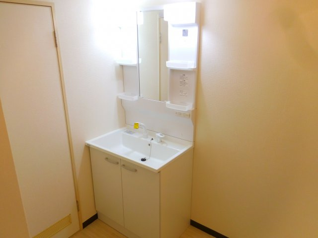 大川マンションの独立洗面台