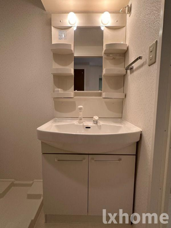 ﾆｭｰｻﾝﾗｲｽﾞ南春日丘の独立洗面台|朝の支度にも助かる、独立の洗髪洗面化粧台