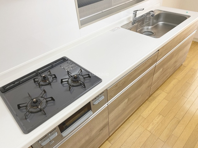 KENEDIX浦和元町A棟のキッチン|グリル付き3口ガスコンロのシステムキッチン！