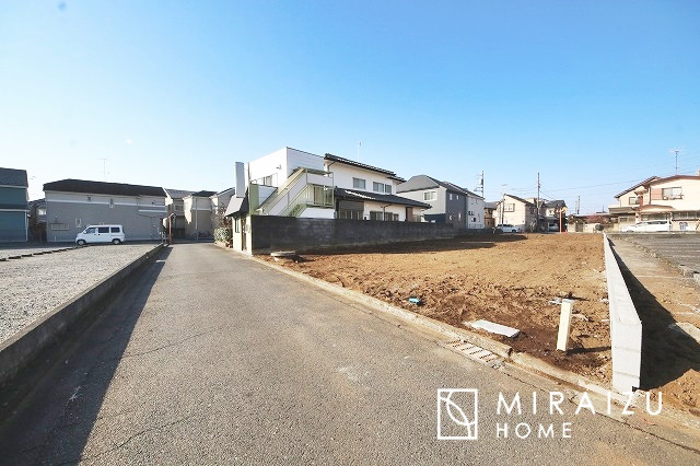【前面道路含む現地写真】 | 青く澄み渡った綺麗な空と、陽の光をたっぷりと受ける、そんな新築住宅で新生活をスタートしてみませんか？見学・ご相談等、ミライズホーム(株)までお気軽にご連絡下さい。