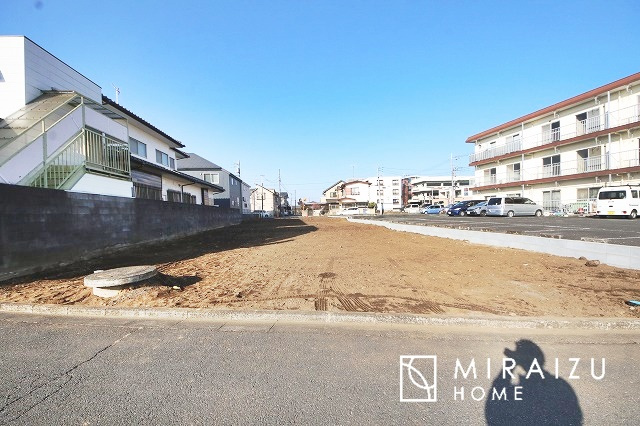 【前面道路含む現地写真】 | 暮らしやすさを考えたプランで快適な現地ロケーションを実現。安らぎに満たされる、ゆとりのある日々を過ごせます♪