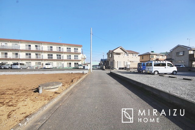 【前面道路含む現地写真】 | 青く澄み渡った綺麗な空と、陽の光をたっぷりと受ける、そんな新築住宅で新生活をスタートしてみませんか？見学・ご相談等、ミライズホーム(株)までお気軽にご連絡下さい。