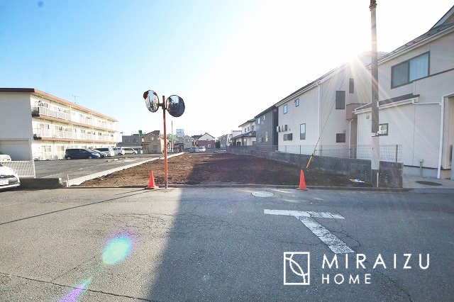 【前面道路含む現地写真】 | 暮らしやすさを考えたプランで快適な現地ロケーションを実現。安らぎに満たされる、ゆとりのある日々を過ごせます♪