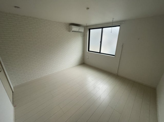 【居間・リビング】 | アサナミ追浜 | こちらのリビングで趣味の時間をお楽しみください