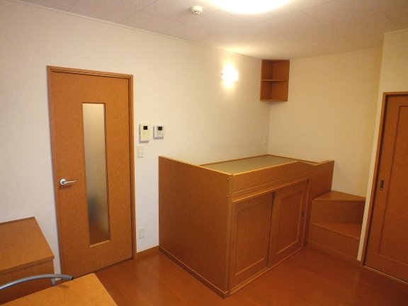 レオパレスＨＡＰＰＩＮＥＳＳの居間・リビング|1Ｆフローリング