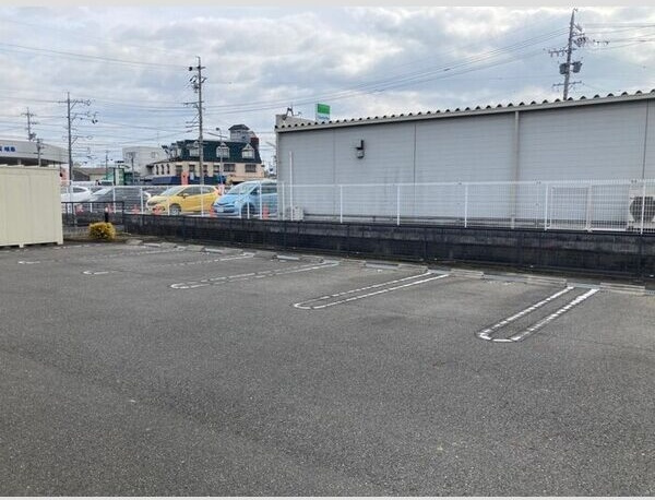 ボンヌ・シャンス　Aの駐車場