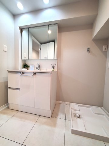 三郷　スカイマンションの洗面所|洗面スペースは収納が豊富でゆとりの広さになっております