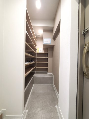 三郷　スカイマンションの玄関|シューズインクローク