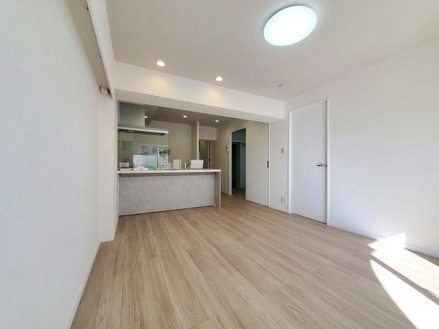 三郷　スカイマンションの居間・リビング|溢れる光をたっぷり取り込んだリビングダイニング。