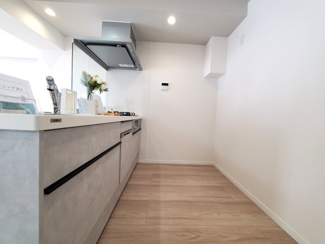 三郷　スカイマンションのキッチン|対面キッチンならお子様と会話しながらのお料理も可能♪