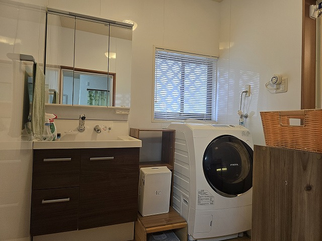 旭天神町　中古戸建の独立洗面台|母屋