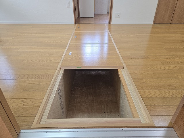 旭天神町　中古戸建の洋室|離れ：9洋床下収納