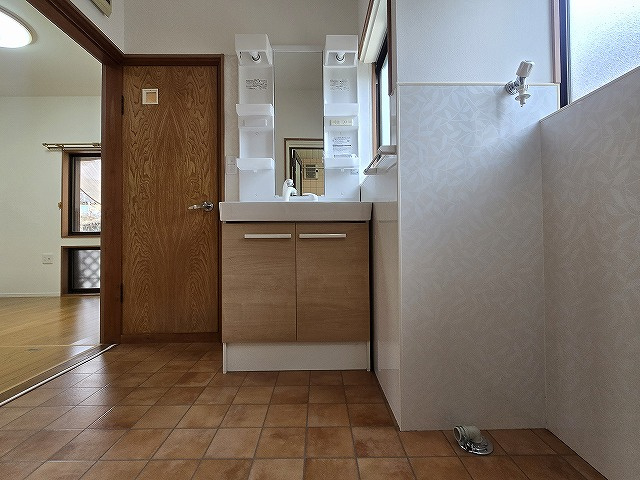 旭天神町　中古戸建の独立洗面台