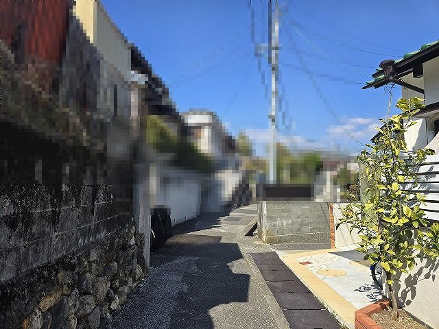 旭天神町　中古戸建の前面道路含む現地写真