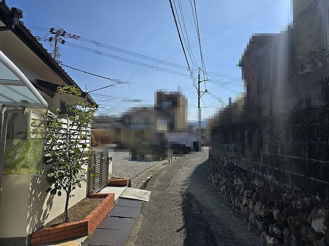 旭天神町　中古戸建の前面道路含む現地写真